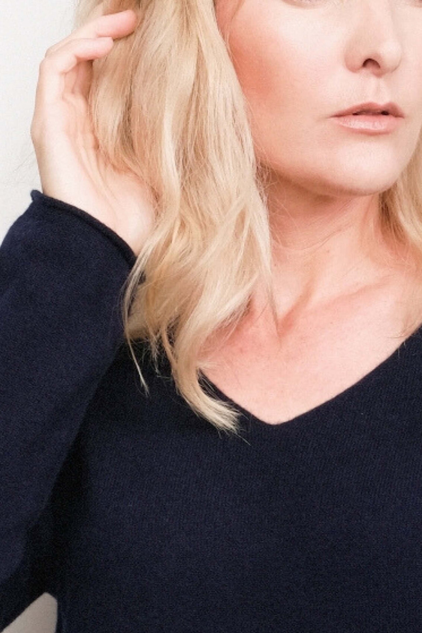 Timeless Lounge Relaxed V-Neck Pure Cashmere Sweater - Navy
