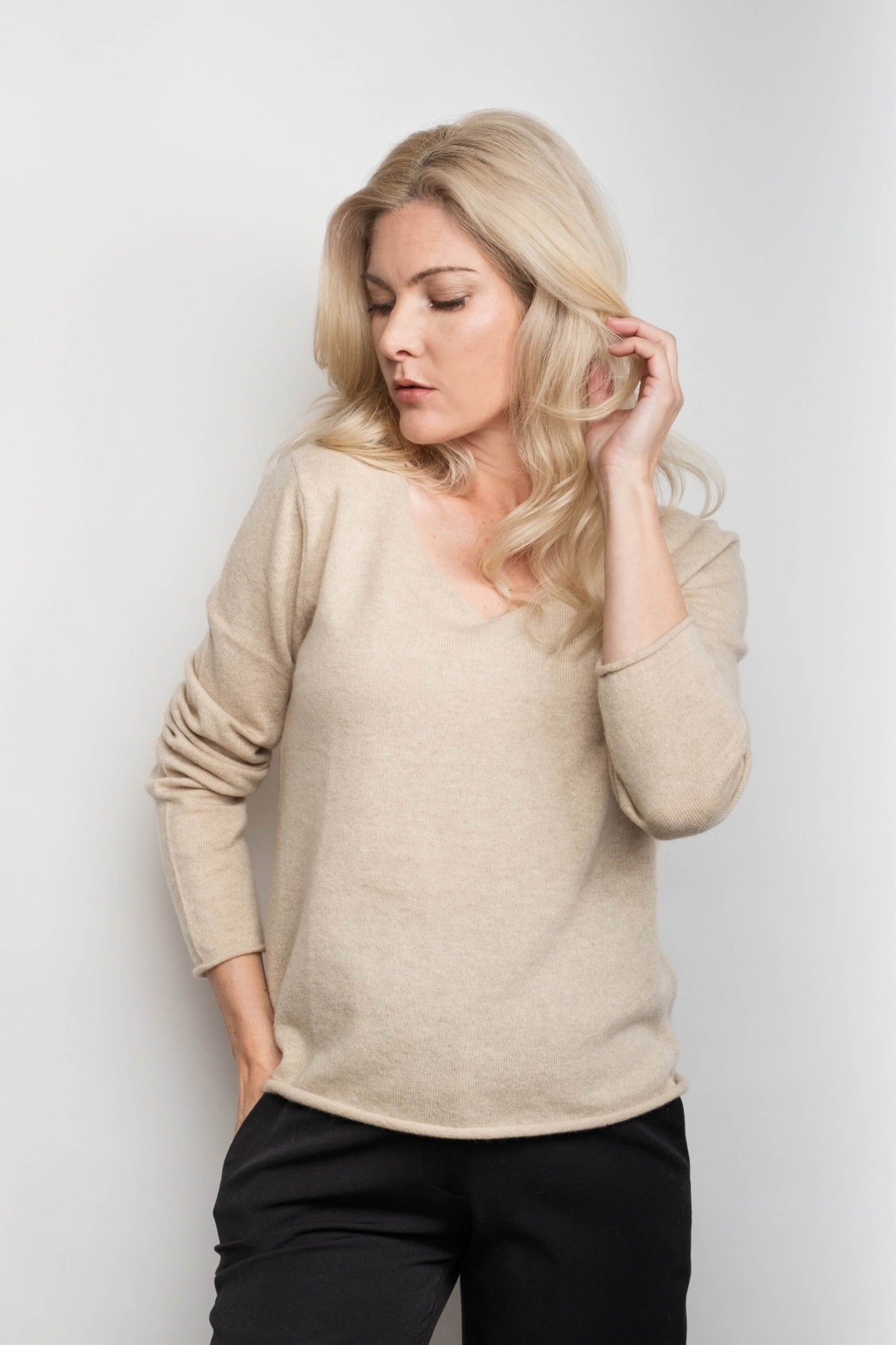 Timeless Lounge Relaxed V-Neck Pure Cashmere Sweater - Black