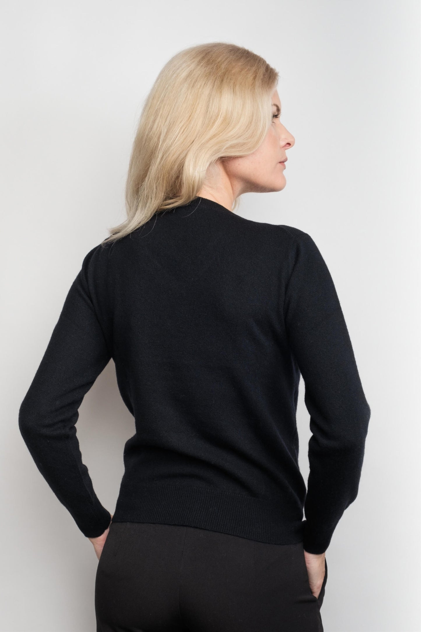 Signature Metro Cashmere Rib V-Neck Sweater - Black