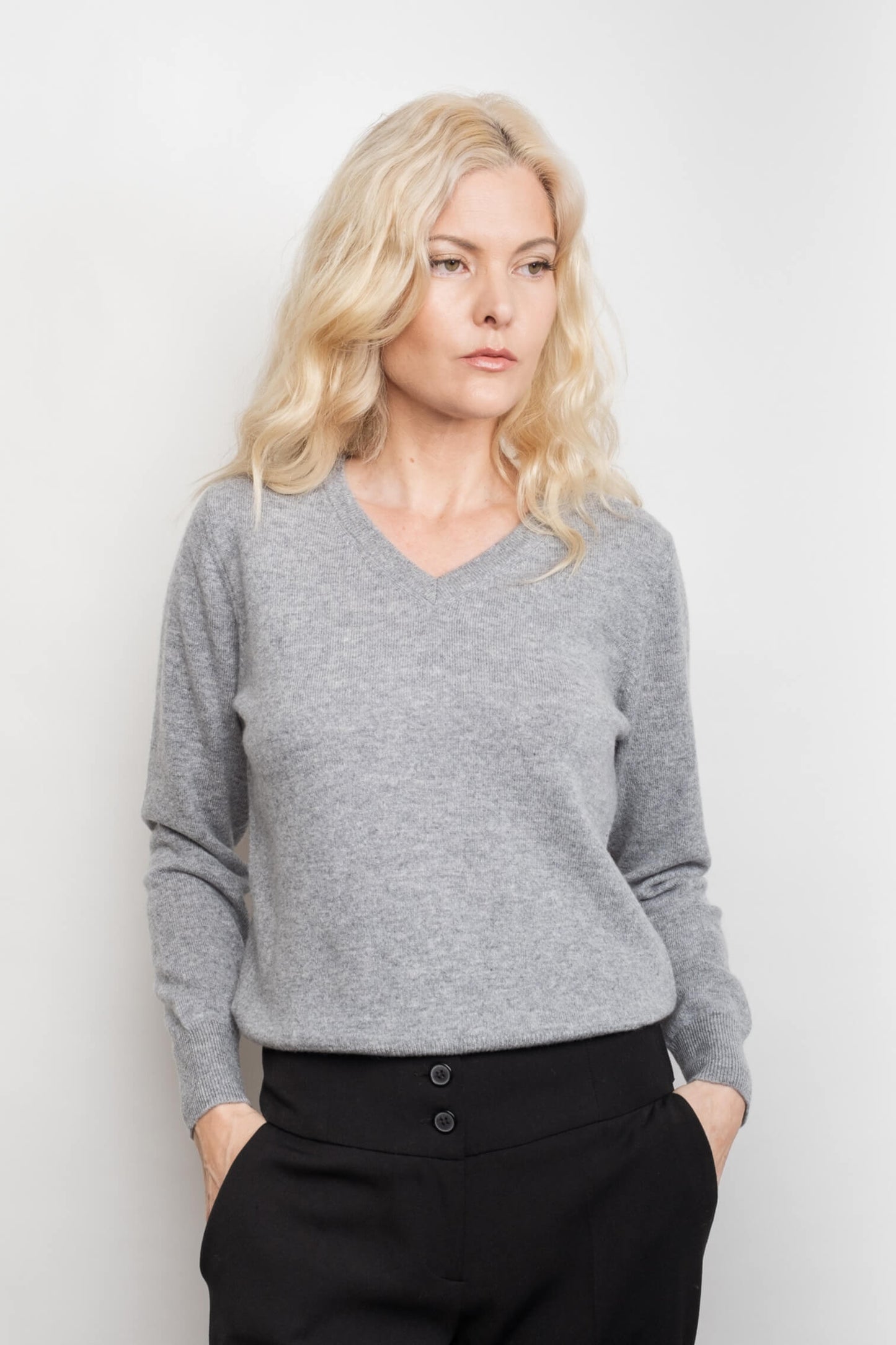 Signature Metro Cashmere Rib V-Neck Sweater - Black