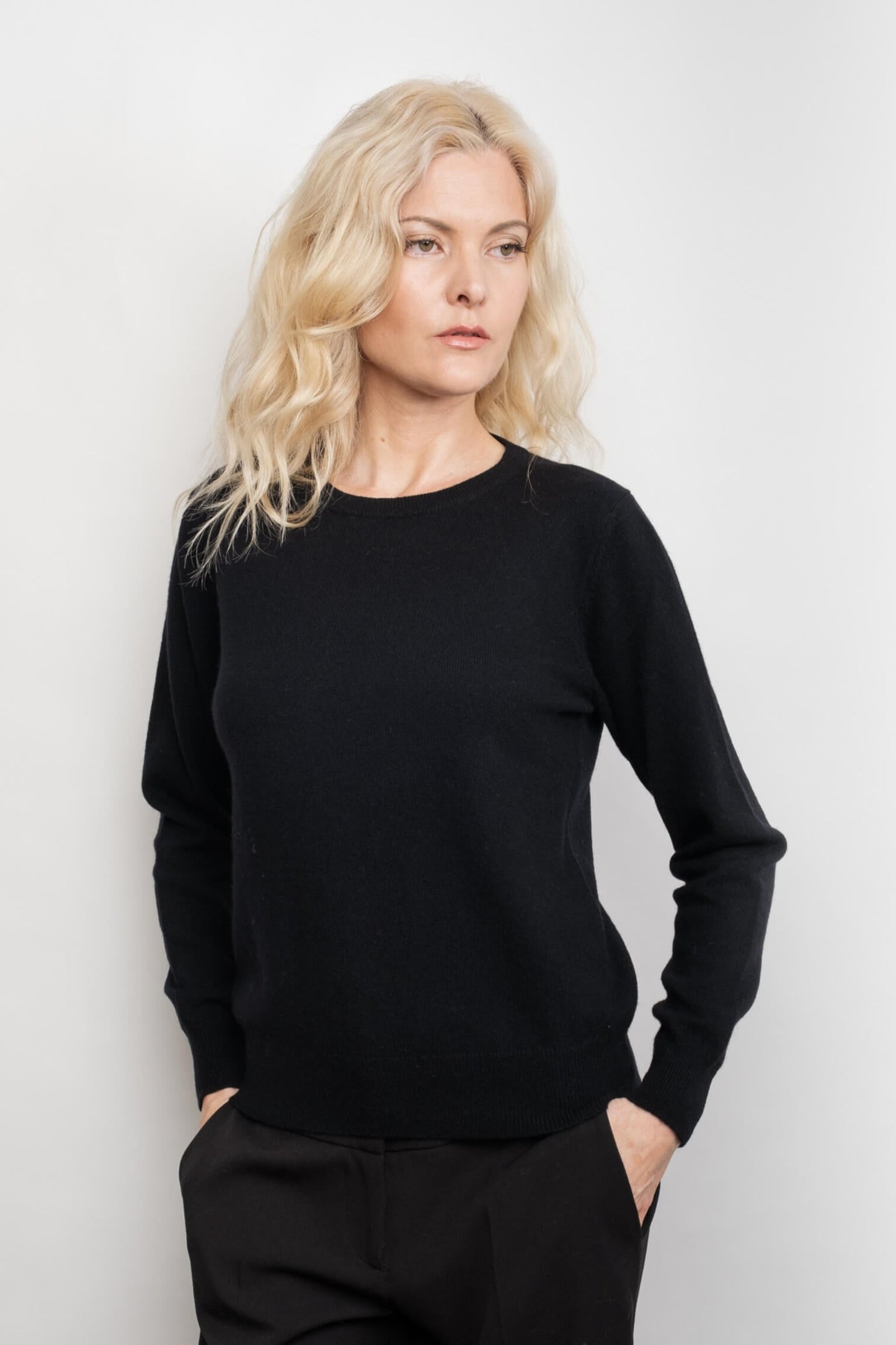 Classic Ribbed Cashmere Crewneck Sweater - Black