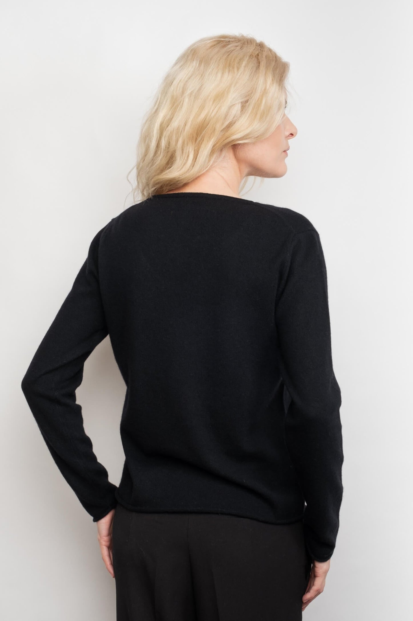 Timeless Lounge Relaxed V-Neck Pure Cashmere Sweater - Black