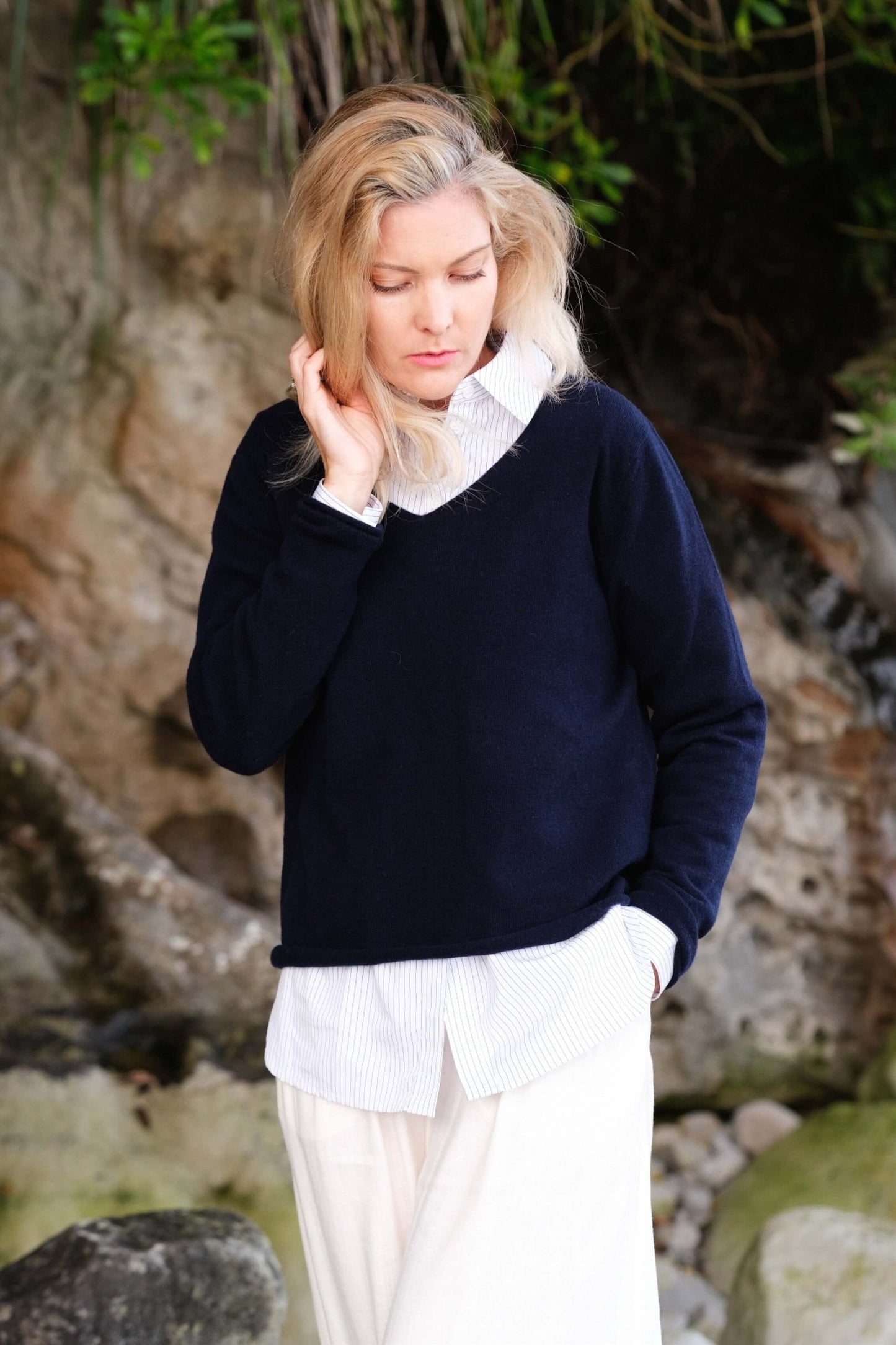Timeless Lounge Relaxed V-Neck Pure Cashmere Sweater - Navy