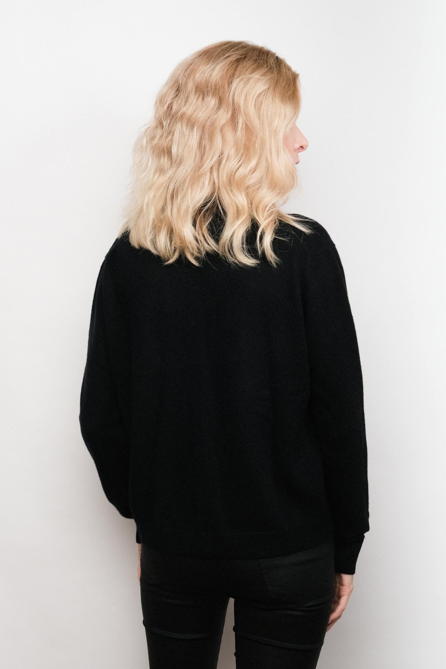 Everyday Luxe Cashmere V-Neck Sweater - Black