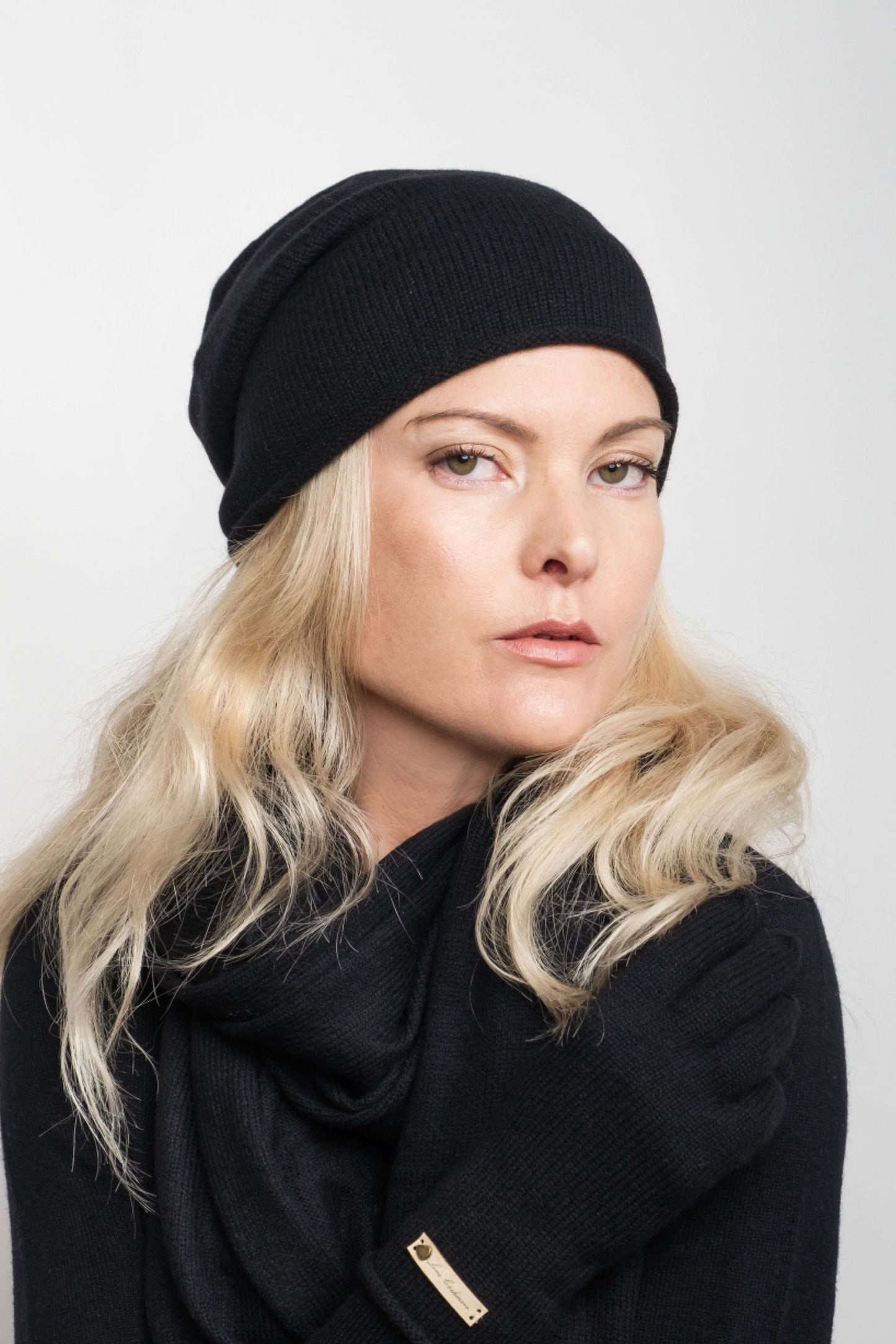 Cashmere Unisex Roll-Edge Beanie - Black