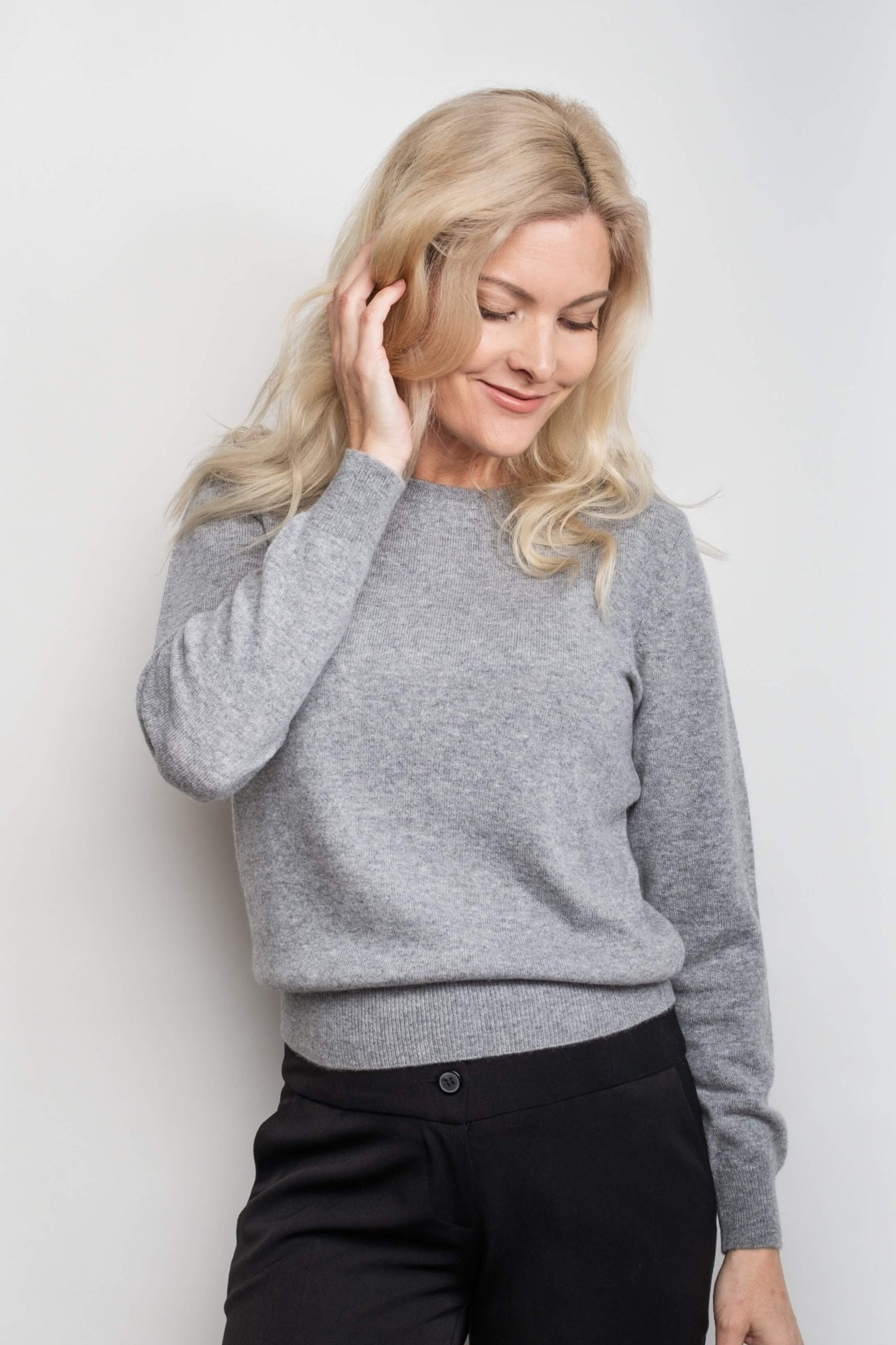 Classic Ribbed Cashmere Crewneck Sweater - Beige