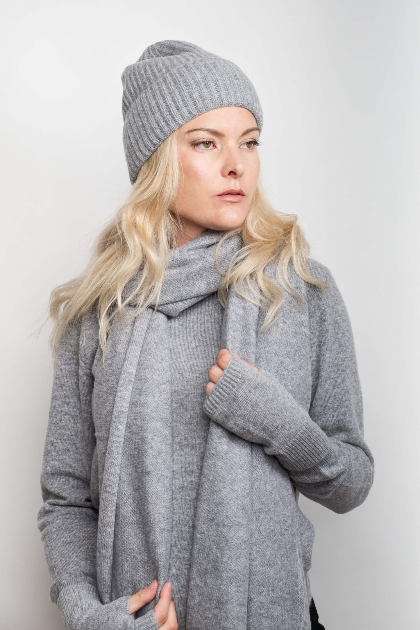 Classic Ribbed Cashmere Crewneck Sweater - Grey