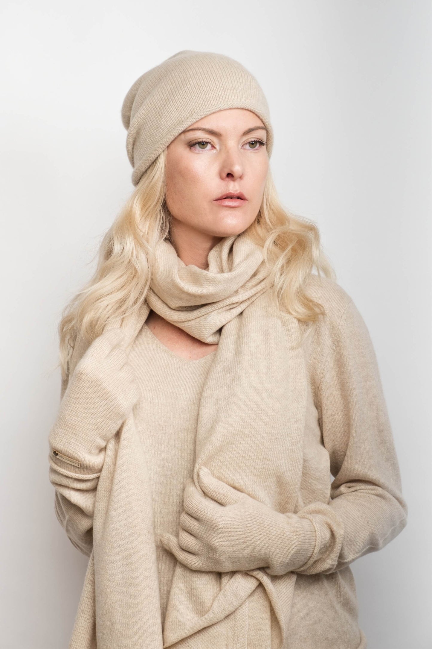 Timeless Lounge Relaxed V-Neck Pure Cashmere Sweater - Black